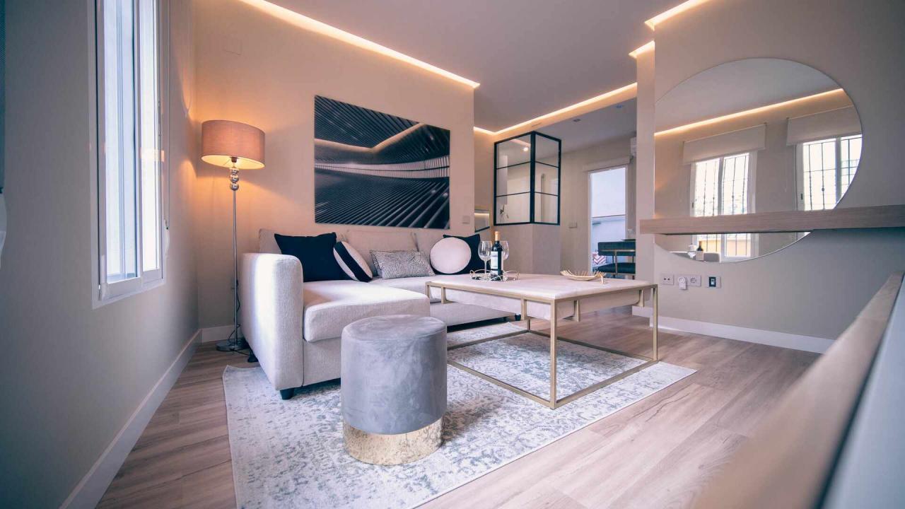 Salón de Boabdil Suites con sofá, mesa de centro y luz natural