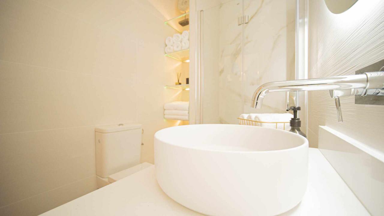 Lavabo y espejo del baño