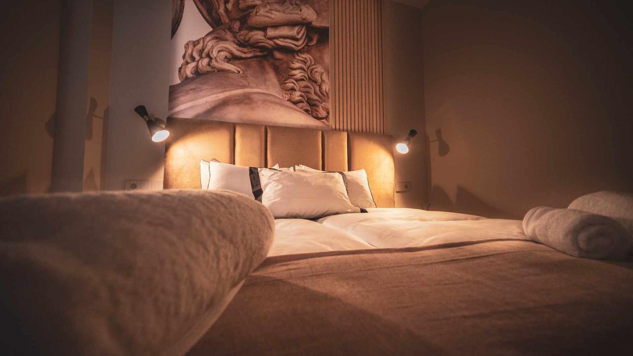 Dormitorio principal con cama doble y cabecero iluminado